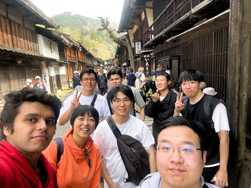 地域見学ツアー(ハイキング)に参加する留学生